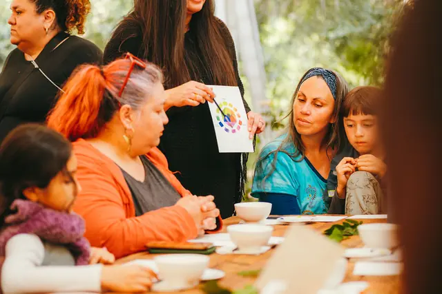 Mujeres y niñas en el taller de collage y flores