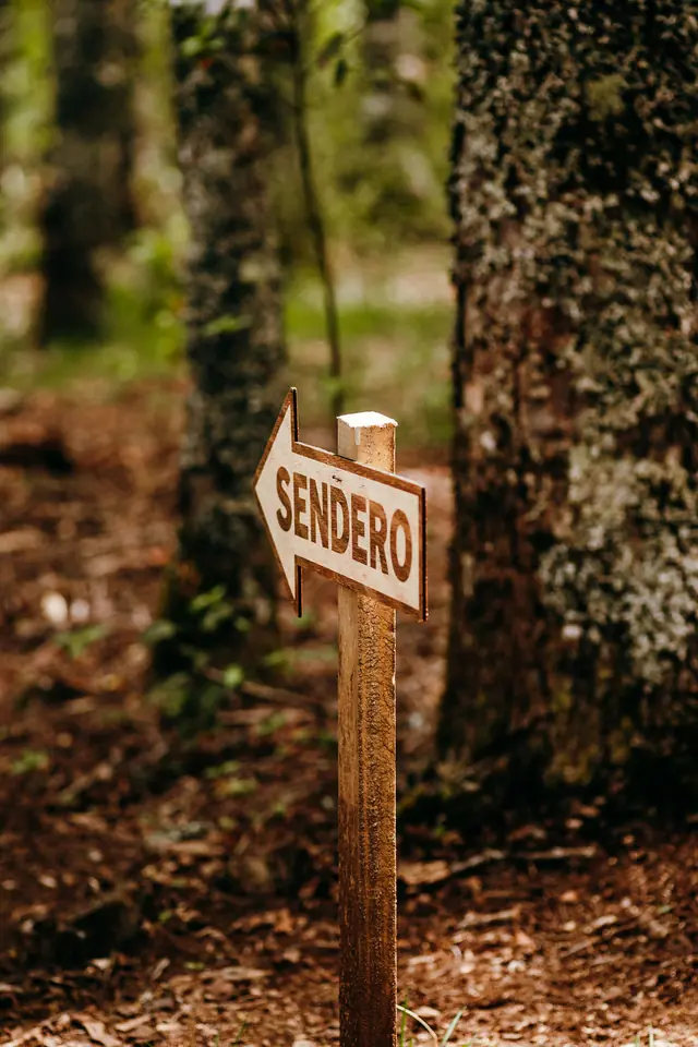 Letrero de madera que indica el sendero
