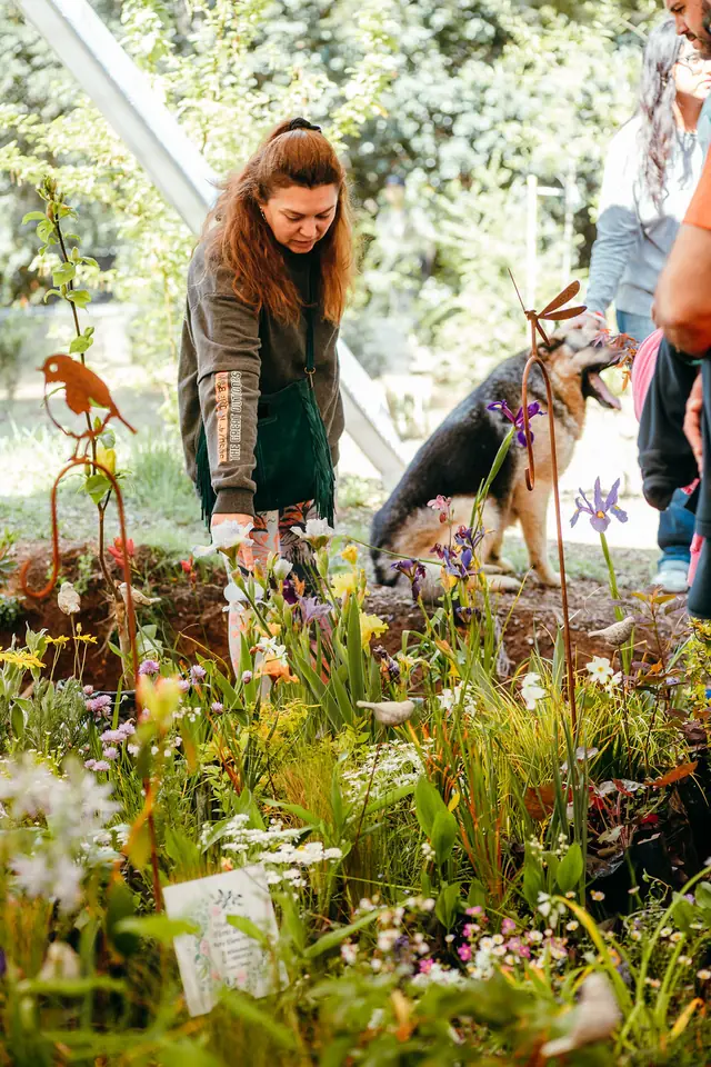 Visitante recorre un stand de plantas