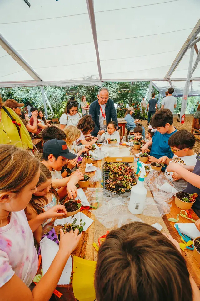 Niños y adultos plantan juntos en un taller